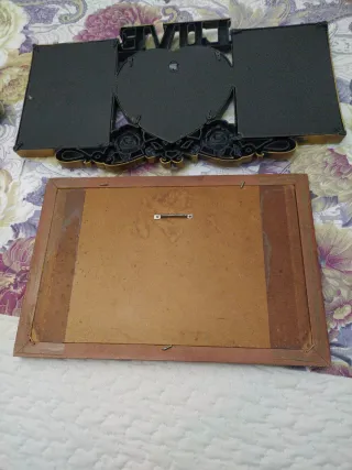 Lámpara vintage y marcos de fotos