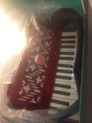 Acordeón rojo para baile