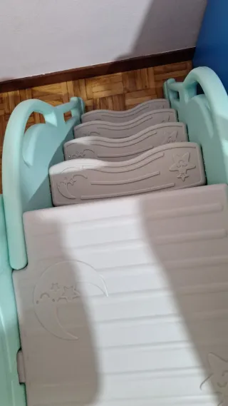 Tobogán infantil con canasta y almacenaje