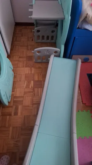 Tobogán infantil con canasta y almacenaje
