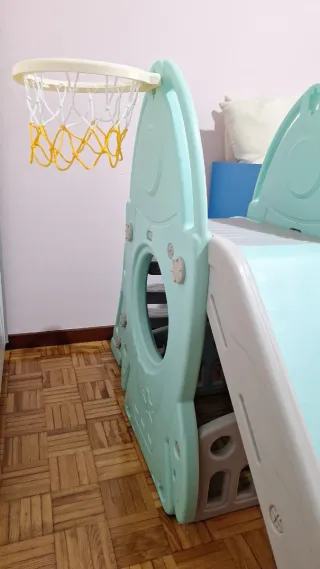 Tobogán infantil con canasta y almacenaje