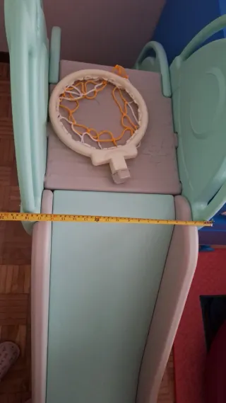 Tobogán infantil con canasta y almacenaje