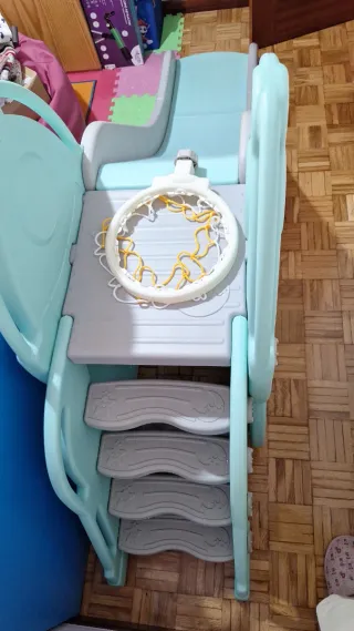 Tobogán infantil con canasta y almacenaje