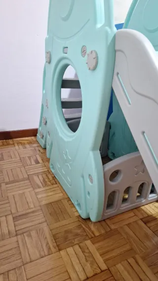Tobogán infantil con canasta y almacenaje