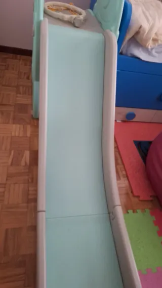 Tobogán infantil con canasta y almacenaje