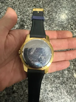 Reloj Guess Negro y Dorado