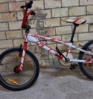 Bicicleta BMX Roja y Blanca