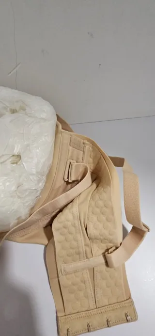 Sujetador sin tirantes beige regulable