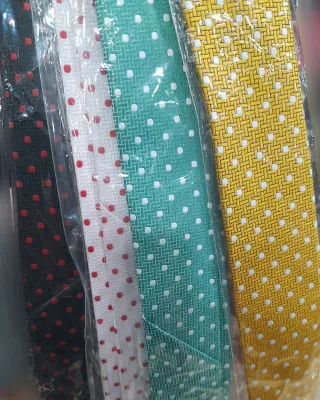 Corbata, foulard e spilla da fiera