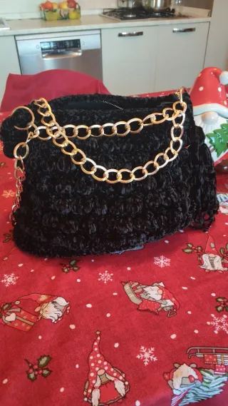 Borsa fatta a mano in ciniglia nera con catena oro