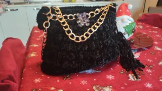 Borsa fatta a mano in ciniglia nera con catena oro
