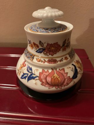 Vasetto in porcellana con coperchio decorato