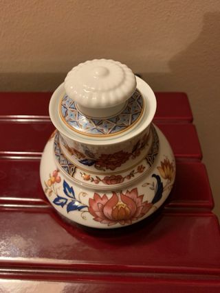 Vasetto in porcellana con coperchio decorato