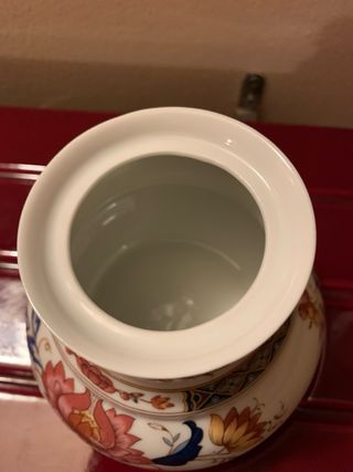 Vasetto in porcellana con coperchio decorato