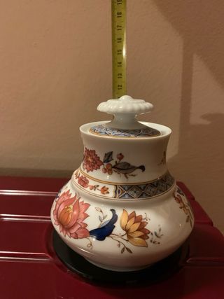 Vasetto in porcellana con coperchio decorato