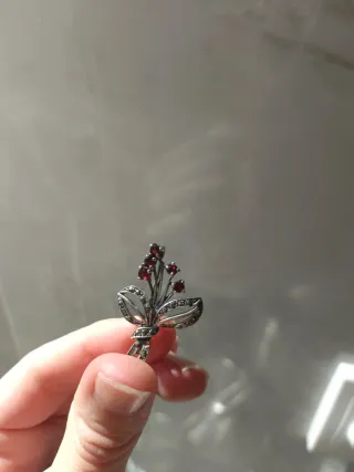 Broche Plata con Piedras Rojas
