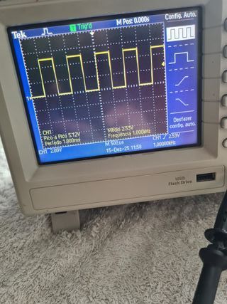 Osciloscópio Tektronix TDS 2002 B