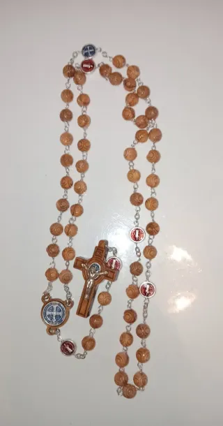 Rosario de Madera de Olivo con Medalla