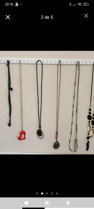 Estantería d madera blanca con 37 ganchos x colgar