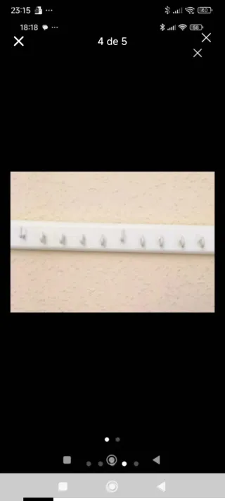 Estantería d madera blanca con 37 ganchos x colgar