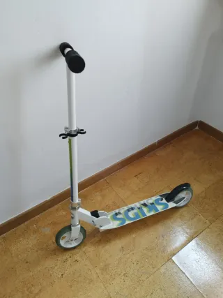 Patinete infantil blanco con ruedas