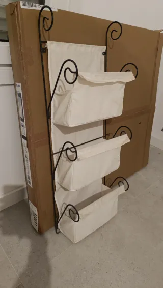 Scaffalatura in ferro battuto e tessuto beige