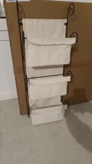 Scaffalatura in ferro battuto e tessuto beige