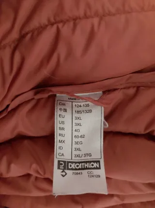 Chaqueta de plumas naranja con capucha