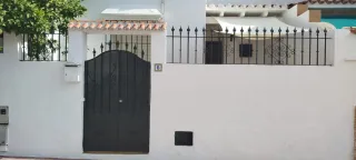 Puerta de hierro y vallas para entrada de casa