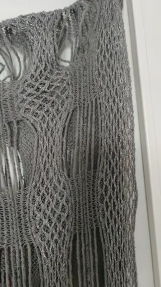 Bufanda calada plateada con flecos