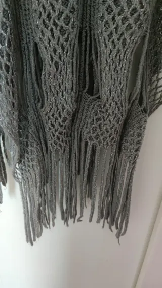 Bufanda calada plateada con flecos