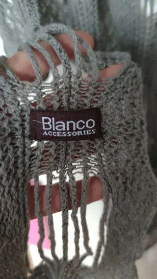 Bufanda calada plateada con flecos