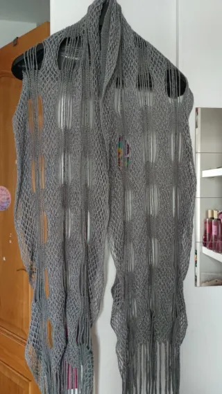 Bufanda calada plateada con flecos