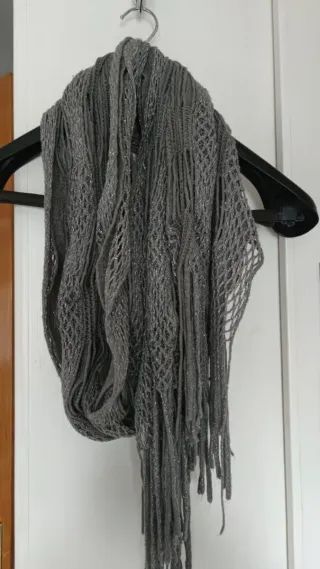 Bufanda calada plateada con flecos