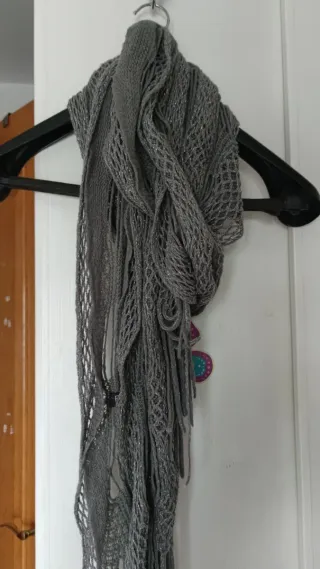 Bufanda calada plateada con flecos