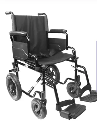 Silla de ruedas plegable negra