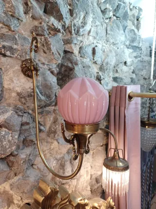 Lámpara de pared opalina rosa y dorada