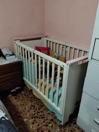 Cuna de bebé blanca con peluches