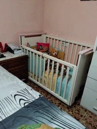 Cuna de bebé blanca con peluches