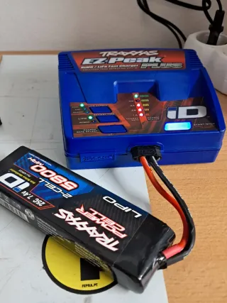 Carregador Traxxas EZ-Peak ID + Bateria Lipo 2S