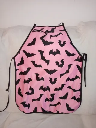 Delantal rosa con murciélagos negros
