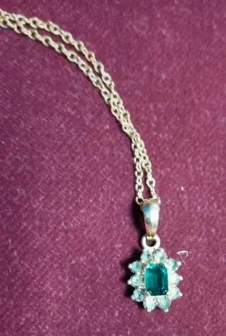 Colgante retro vintage con símil esmeralda.