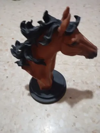 Figura caballo marrón y negro