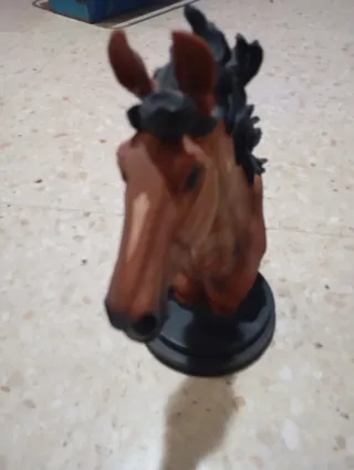Figura caballo marrón y negro