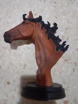 Figura caballo marrón y negro