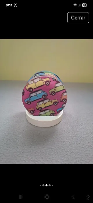 Posavasos redondos con diseño de coches y soporte