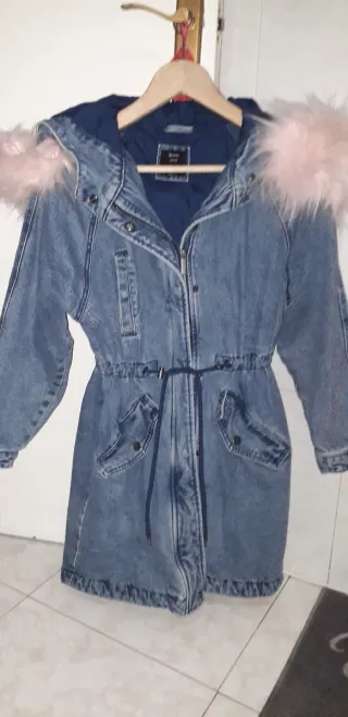 Trenca vaquera con capucha y pelo