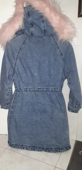 Trenca vaquera con capucha y pelo