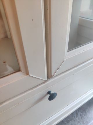 Vitrina de cristal y madera