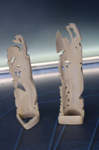 Pareja de figuras talladas en hueso, Malasia.